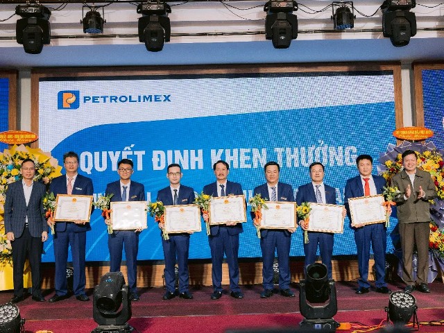 Tập thể CBNLĐ Petrolimex Quảng Bình vinh dự nhận được Bằng khen tập thể và danh hiệu Chiến sĩ thi đua cấp Ủy ban Quản lý vốn Nhà nước tại Doanh nghiệp. Tập thể CBNLĐ Petrolimex Quảng Bình vinh dự nhận được Bằng khen tập thể và danh hiệu Chiến sĩ thi đua cấp Ủy ban Quản lý vốn Nhà nước tại Doanh nghiệp.