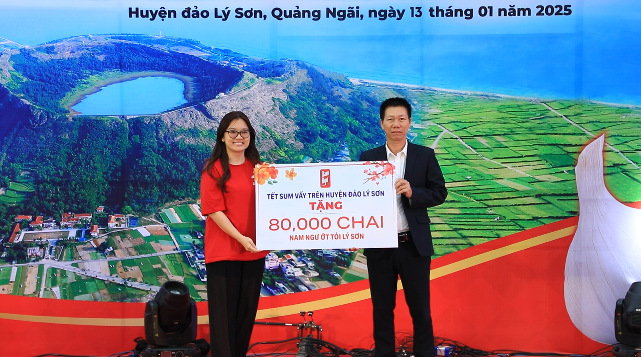 Nhãn hàng Nam Ngư gửi tặng hơn 80.000 chai Nam Ngư Ớt Tỏi Lý Sơn chung vui đón Tết với bà con huyện đảo