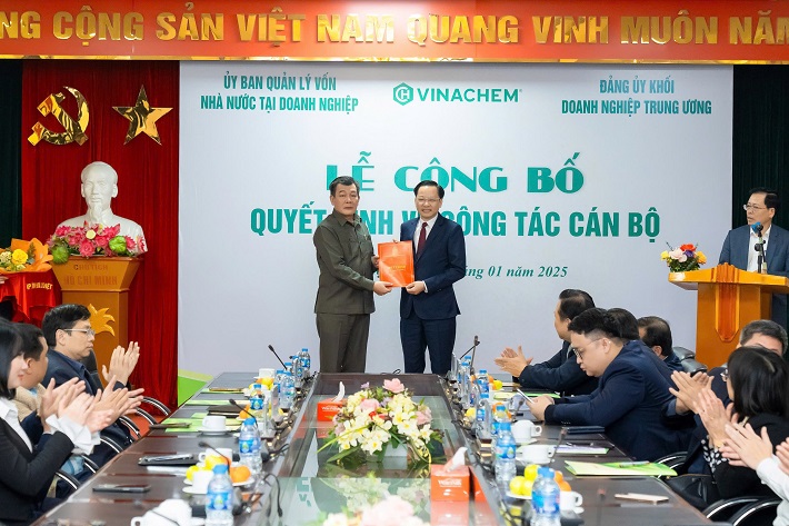 Ông Nguyễn Đức Phong, Phó Bí thư thường trực điều hành Đảng bộ khối doanh nghiệp Trung ương trao Quyết định Chuẩn y chức danh Phó Bí thư Đảng ủy Vinachem cho ông Nguyễn Hữu Tú