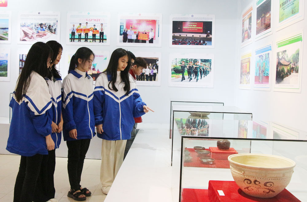 Các em học sinh tham quan khu vực trưng bày hình ảnh, hiện vật về thành tựu KT-XH của tỉnh. Các em học sinh tham quan khu vực trưng bày hình ảnh, hiện vật về thành tựu KT-XH của tỉnh.