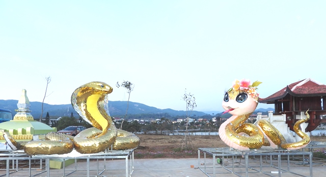 Thị trấn Lao Bảo trình làng hai linh vật Rắn độc lạ chào năm Ất Tỵ 2025