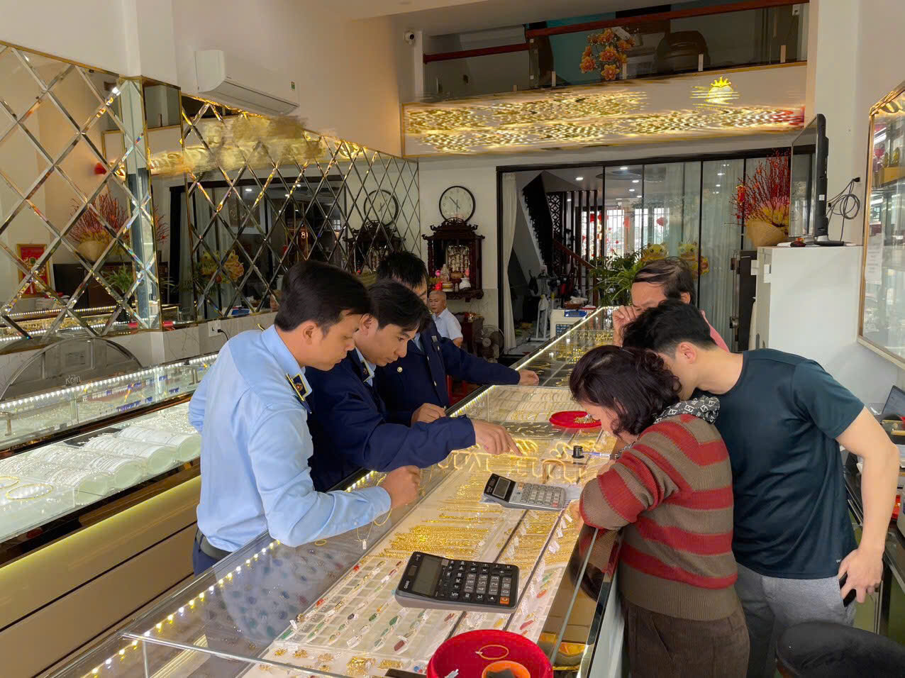 Một doanh nghiệp kinh doanh vàng ở Quãng Ngãi bị phạt 90 triệu đồng do trưng bày để bán hàng giả mạo nhãn hiệu NIKE