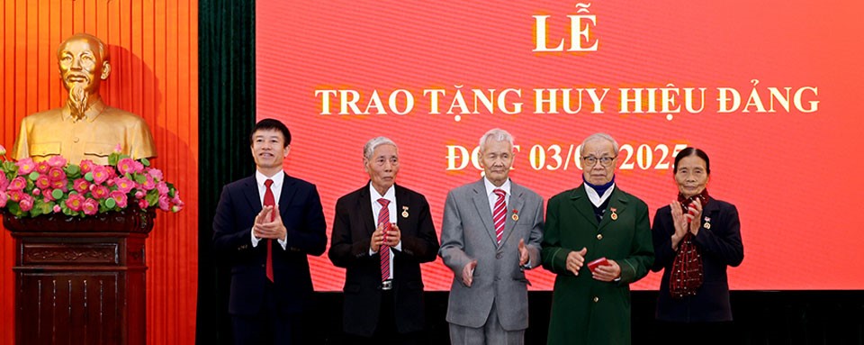 Thành uỷ Nam Định tổ chức trao tặng Huy hiệu Đảng