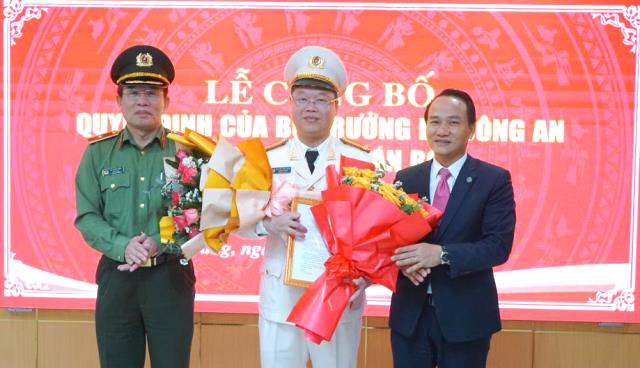 Thừa ủy quyền, Thiếu tướng Vũ Xuân Viên trao Quyết định bổ nhiệm của Bộ trưởng Bộ Công an và Phó Bí thư thường trực Thành ủy Nguyễn Đình Vĩnh tặng hoa chúc mừng cho Trung tá Nguyễn Kim Trung. Thừa ủy quyền, Thiếu tướng Vũ Xuân Viên trao Quyết định bổ nhiệm của Bộ trưởng Bộ Công an và Phó Bí thư thường trực Thành ủy Nguyễn Đình Vĩnh tặng hoa chúc mừng cho Trung tá Nguyễn Kim Trung.
