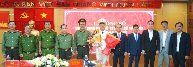 Lãnh đạo Thành ủy và Ban Giám đốc Công an thành phố tặng hoa chúc mừng Trung tá Nguyễn Kim Trung được bổ nhiệm Phó Giám đốc Công an thành phố.