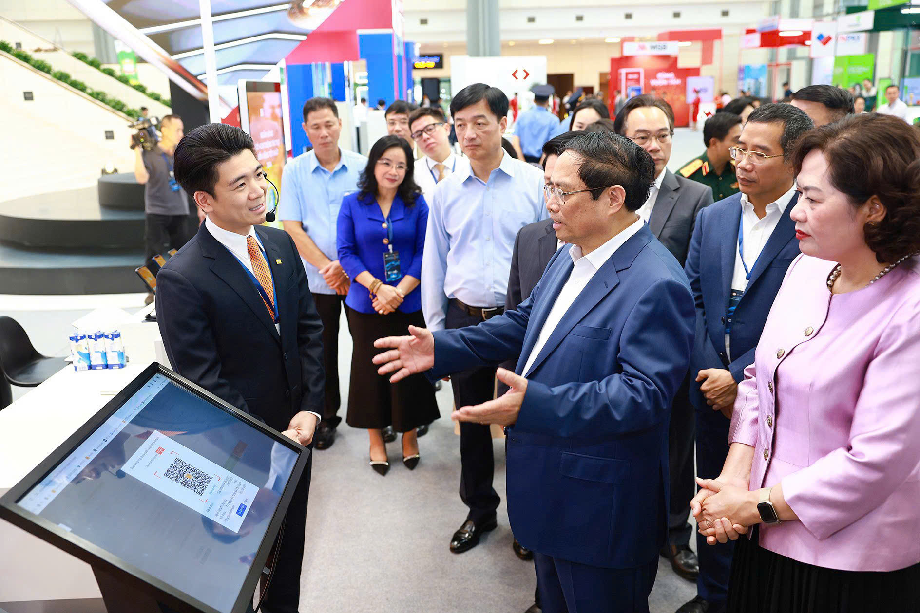 Thủ tướng Chính phủ Phạm Minh Chính trao đổi về “Dịch vụ thu hộ qua tài khoản định danh SLINK” của SHB.