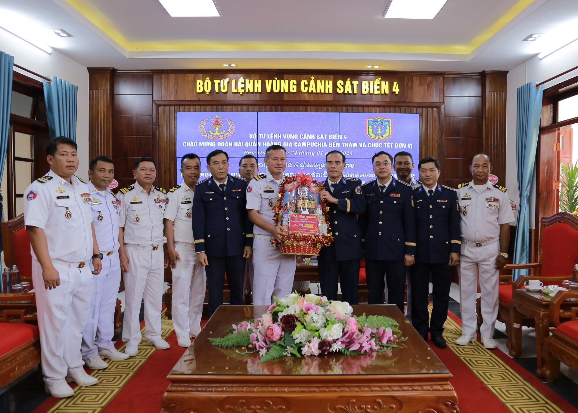 Hải quân Hoàng gia Campuchia tặng quà chúc mừng năm mới BTL Vùng Cảnh sát biển 4