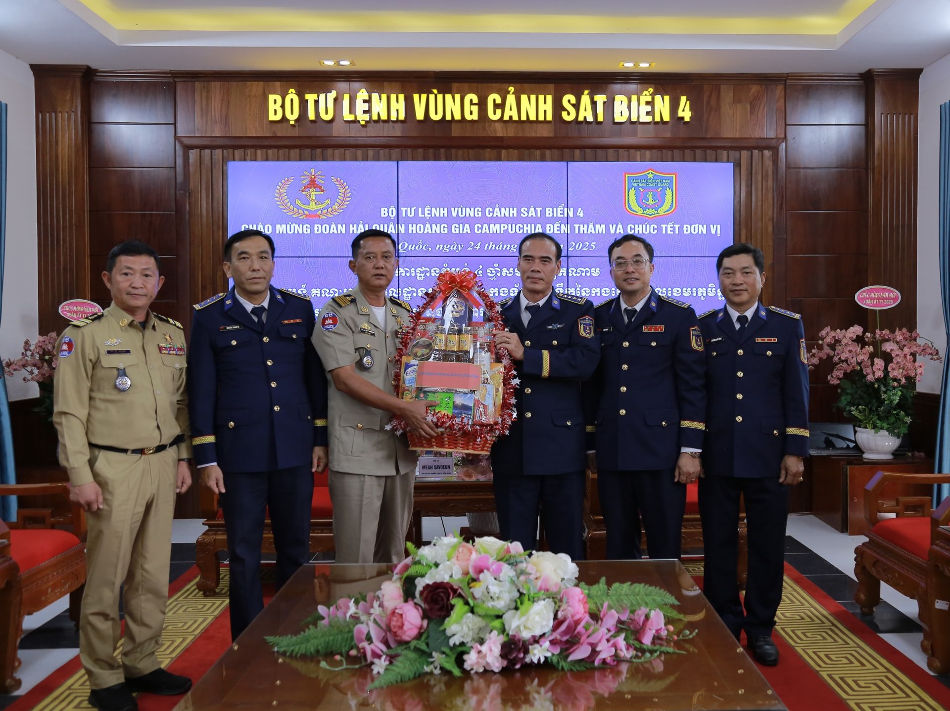 Cục Cảnh sát biển Campuchia tặng quà chúc mừng năm mới BTL Vùng Cảnh sát biển 4