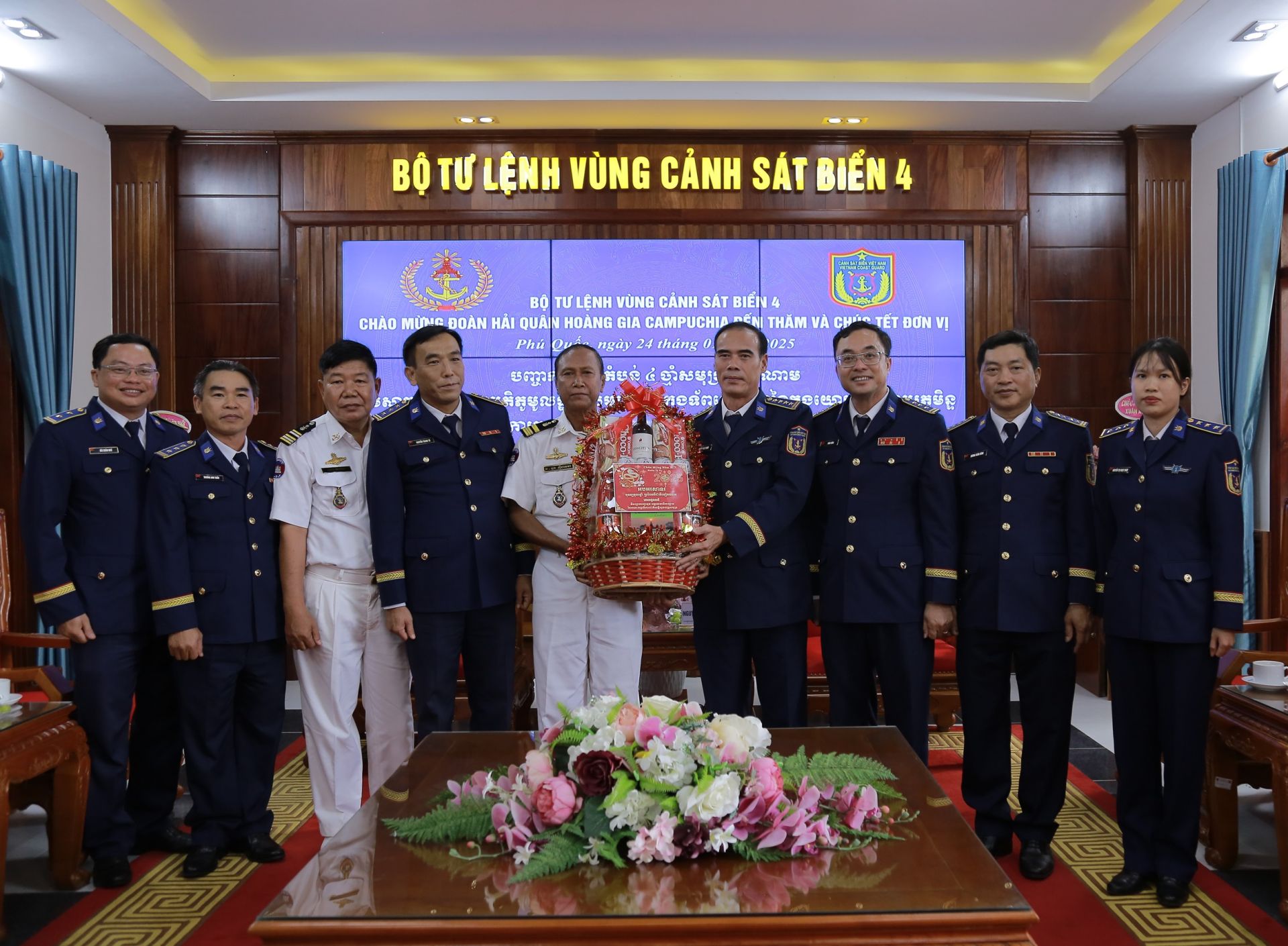 Sở Chỉ huy chiến thuật tiền phương Campuchia tặng quà chúc mừng năm mới BTL Vùng Cảnh sát biển 4