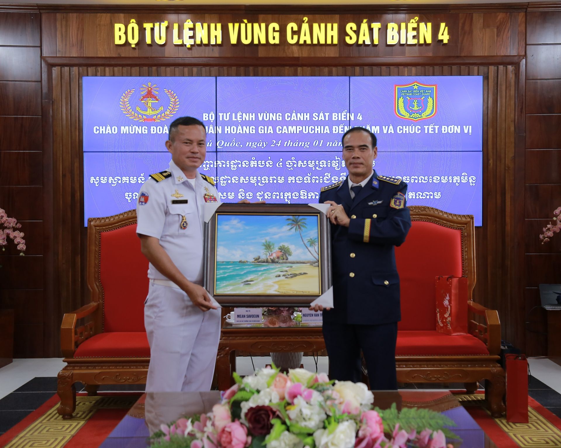 BTL Vùng Cảnh sát biển 4 tặng quà Hải quân Hoàng gia Campuchia