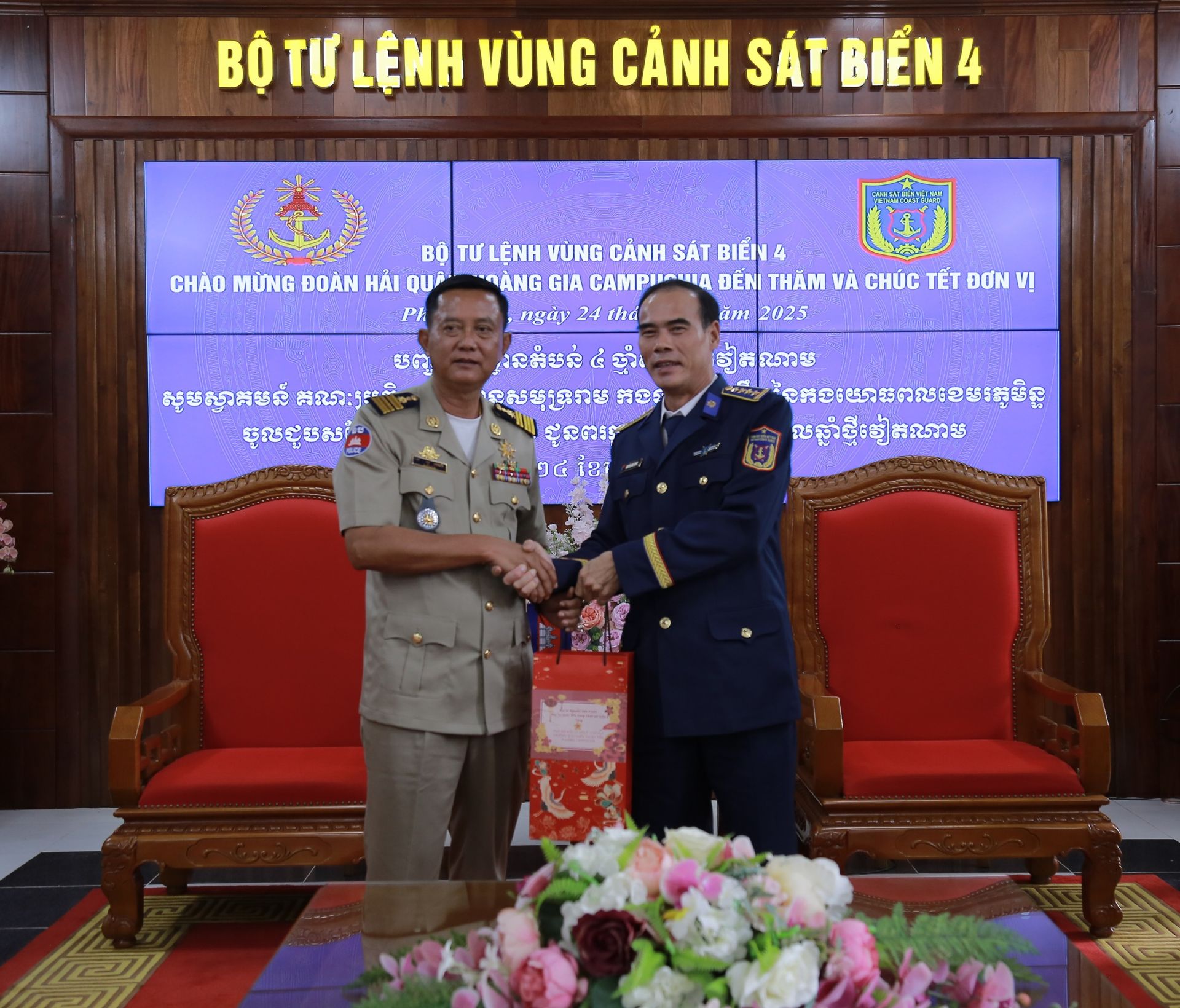 BTL Vùng Cảnh sát biển 4 tặng quà Cục Cảnh sát biển Campuchia