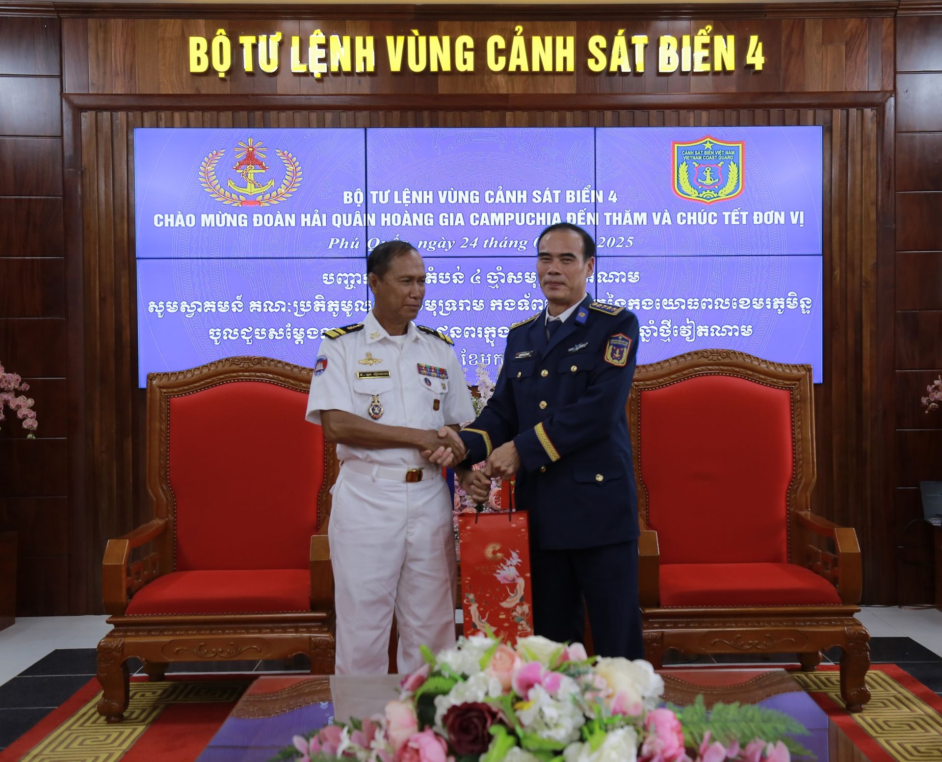 BTL Vùng Cảnh sát biển 4 tặng quà Sở Chỉ huy chiến thuật tiền phương Campuchia