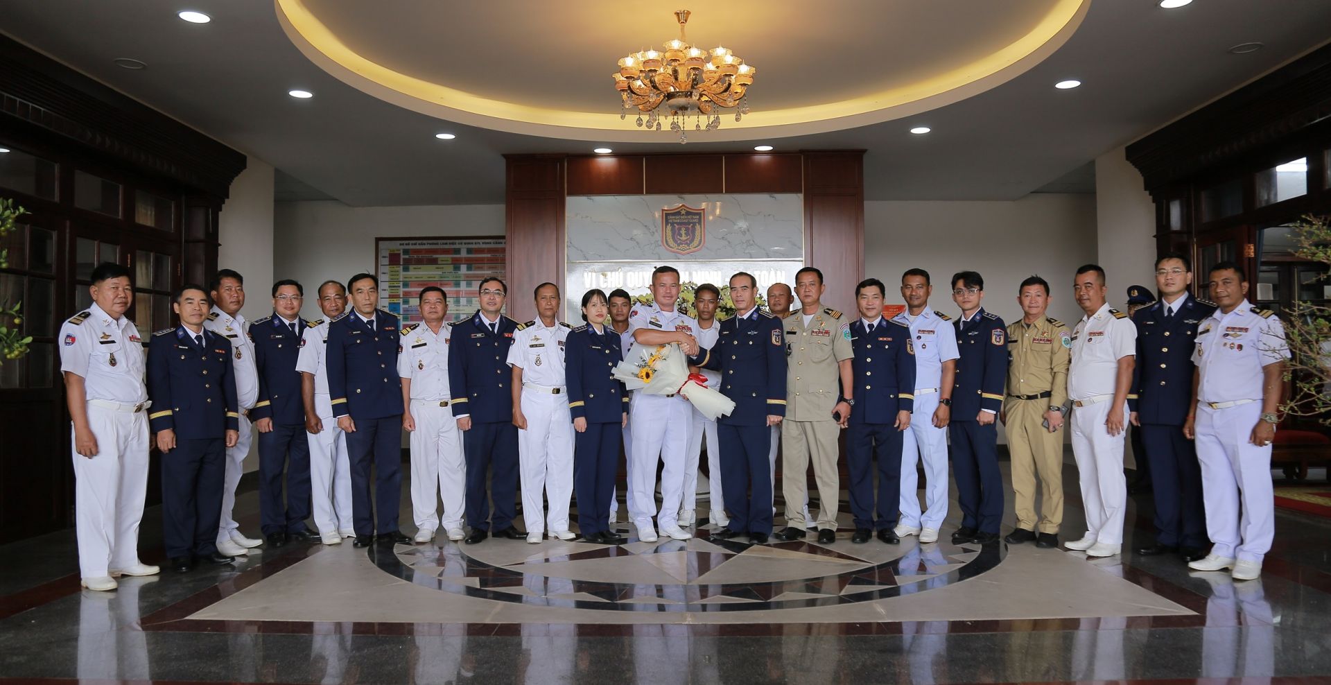 Đoàn công tác cùng BTL Vùng Cảnh sát biển 4 chụp ảnh lưu niệm