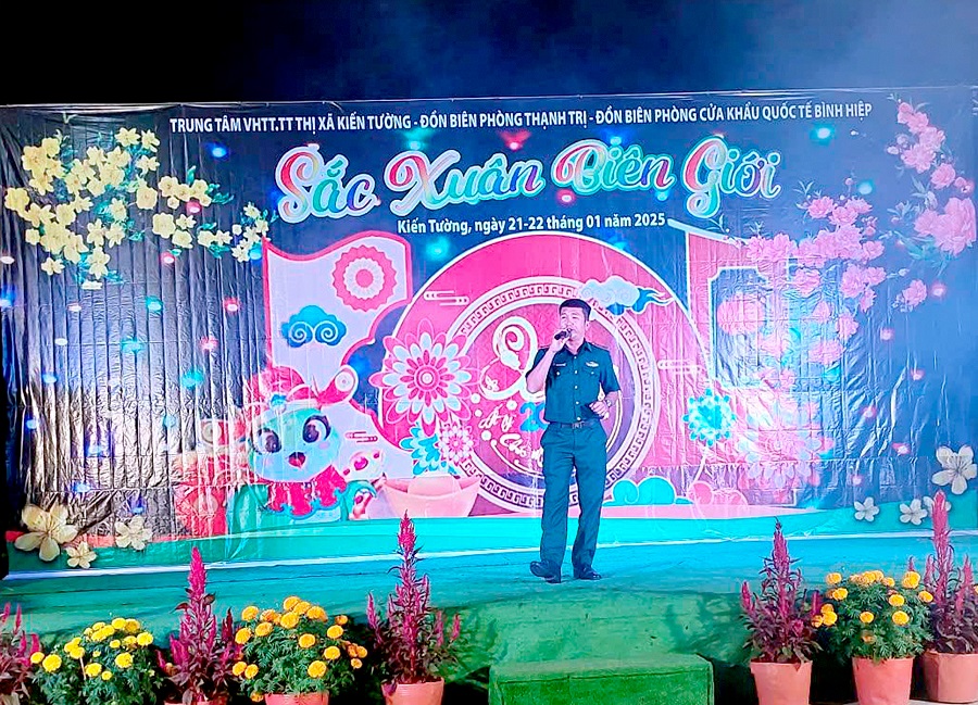 Các tiết mục văn nghệ được thể hiện sôi động, ấm áp tình quân – dân nơi biên giới