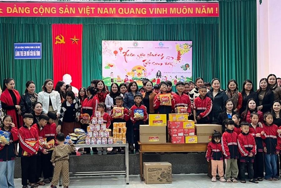 Hiệp hội Nữ doanh nhân Hà Tĩnh trao quà Tết cho trẻ mồ côi, các hoàn cảnh khó khăn