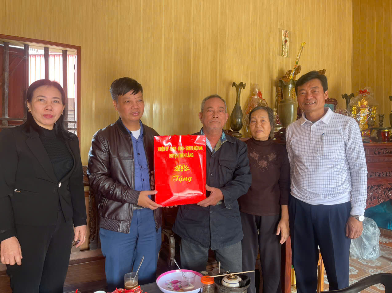 Đ/c Nguyễn Ngọc Huy, Ủy viên BTV Huyện ủy, PCT Thường trực UBND huyện Tiên Lãng đi thăm, tặng quà các gia đình chính sách, hộ nghèo tiêu biểu trên địa bàn huyện Đ/c Nguyễn Ngọc Huy, Ủy viên BTV Huyện ủy, PCT Thường trực UBND huyện Tiên Lãng đi thăm, tặng quà các gia đình chính sách, hộ nghèo tiêu biểu trên địa bàn huyện