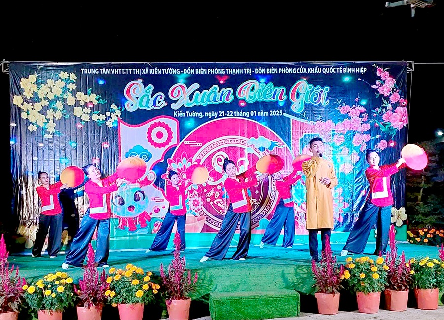 Từng lời ca tiếng hát đã ôn lại truyền thống lịch sử vẻ vang của dân tộc.