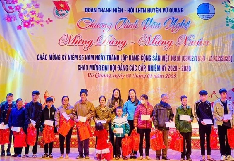 Huyện đoàn Vũ Quang phối hợp trao 145 suất quà trị giá 72,5 triệu đồng tại chương trình 