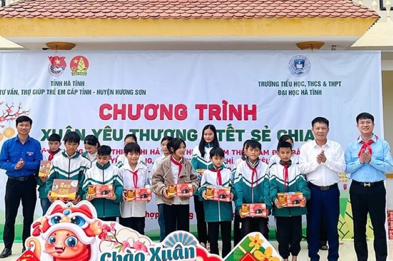 Tỉnh đoàn, Hội đồng Đội tỉnh, Câu lạc bộ Tư vấn trẻ em cấp tỉnh phối hợp tổ chức chương trình “Xuân yêu thương - Tết sẻ chia” tại Hương Sơn.