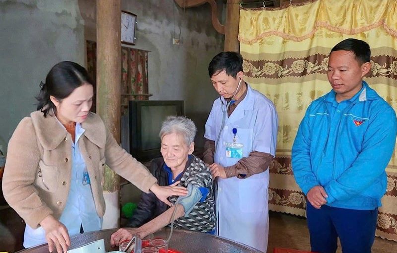 Khám bệnh, tư vấn, chăm sóc sức khỏe, phát thuốc miễn phí, trao quà cho người già ốm đau, bệnh tật.