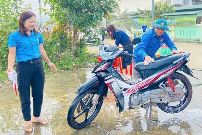 Rửa xe gây quỹ tặng quà Tết cho các hoàn cảnh khó khăn.