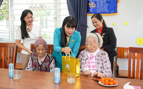 Bà Trịnh Thị Hổng Vân- Chủ tịch HĐTV Công ty Yến sào Khánh Hòa (áo xanh) tặng quà tại Trung tâm điều dưỡng và chăm sóc người có công