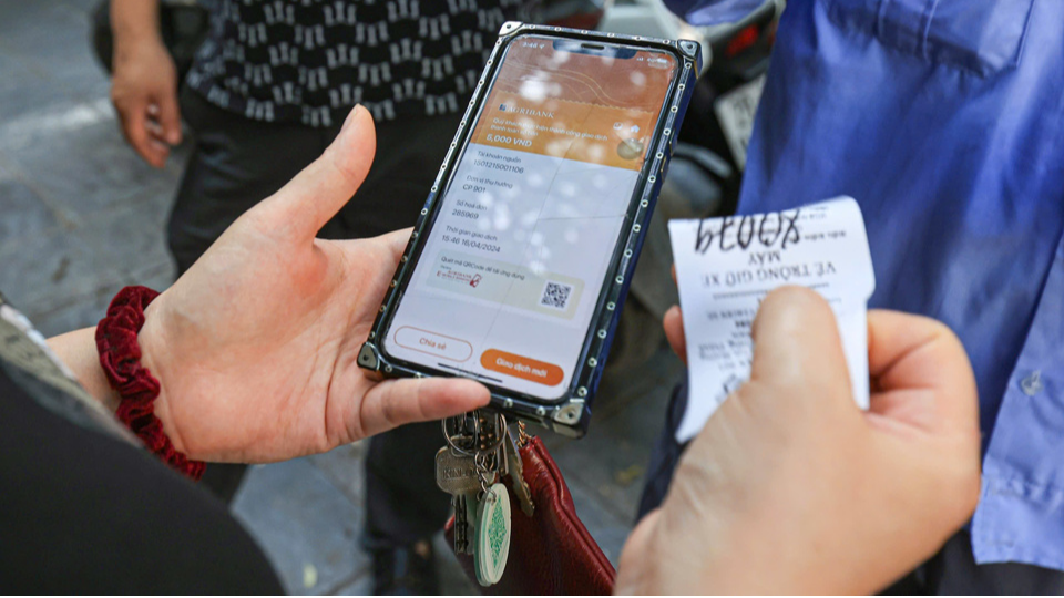 Hà Nội triển khai mở rộng thanh toán không tiền mặt tại các bãi trông giữ xe