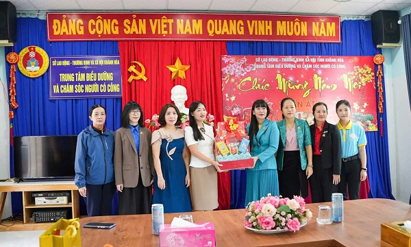 Đoàn Công ty Yến sào tặng quà tại Trung tâm chăm sóc người có công