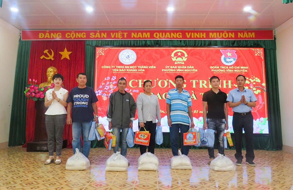 Đoàn Công ty Yến sào tặng quà tại phường Vĩnh Nguyên, TP. Nha Trang