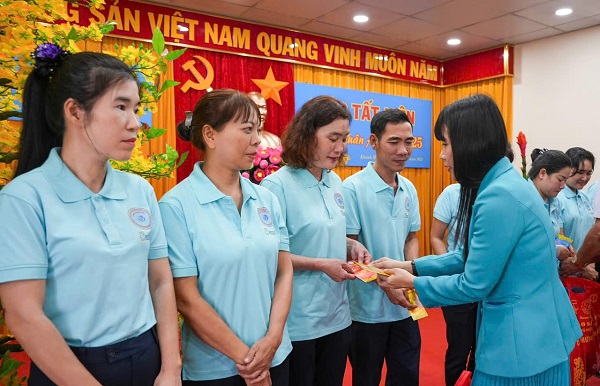 Bà Trịnh Thị Hồng Vân- Chủ tịch HĐTV Công ty Yến sào Khánh Hòa tặng quà tết cho công nhân viên công ty có hoàn cảnh khó khăn.