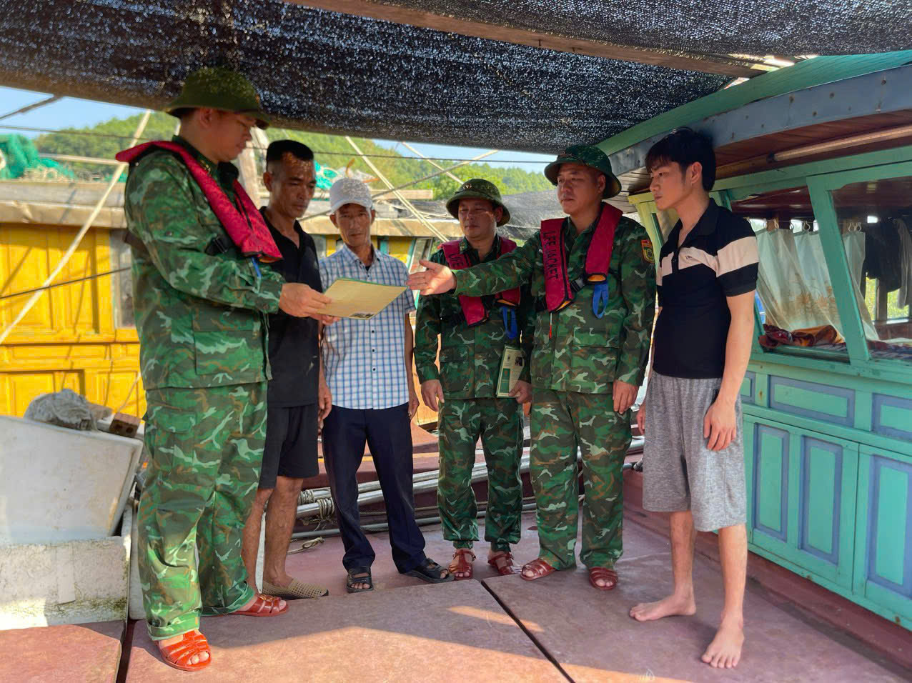 Cán bộ chiến sĩ Đồn Biên phòng Trà Cổ tích cực tuyên truyền cho ngư dân trên địa bàn về việc khai thác hải sản bất hợp pháp và phát tờ rơi tuyên truyền Luật Biên phòng Việt Nam Cán bộ chiến sĩ Đồn Biên phòng Trà Cổ tích cực tuyên truyền cho ngư dân trên địa bàn về việc khai thác hải sản bất hợp pháp và phát tờ rơi tuyên truyền Luật Biên phòng Việt Nam