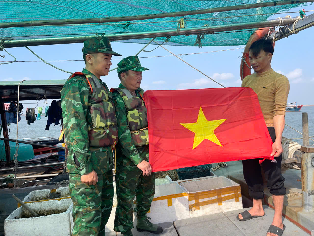 Tặng lá cờ Tổ quốc cho ngư dân Tặng lá cờ Tổ quốc cho ngư dân