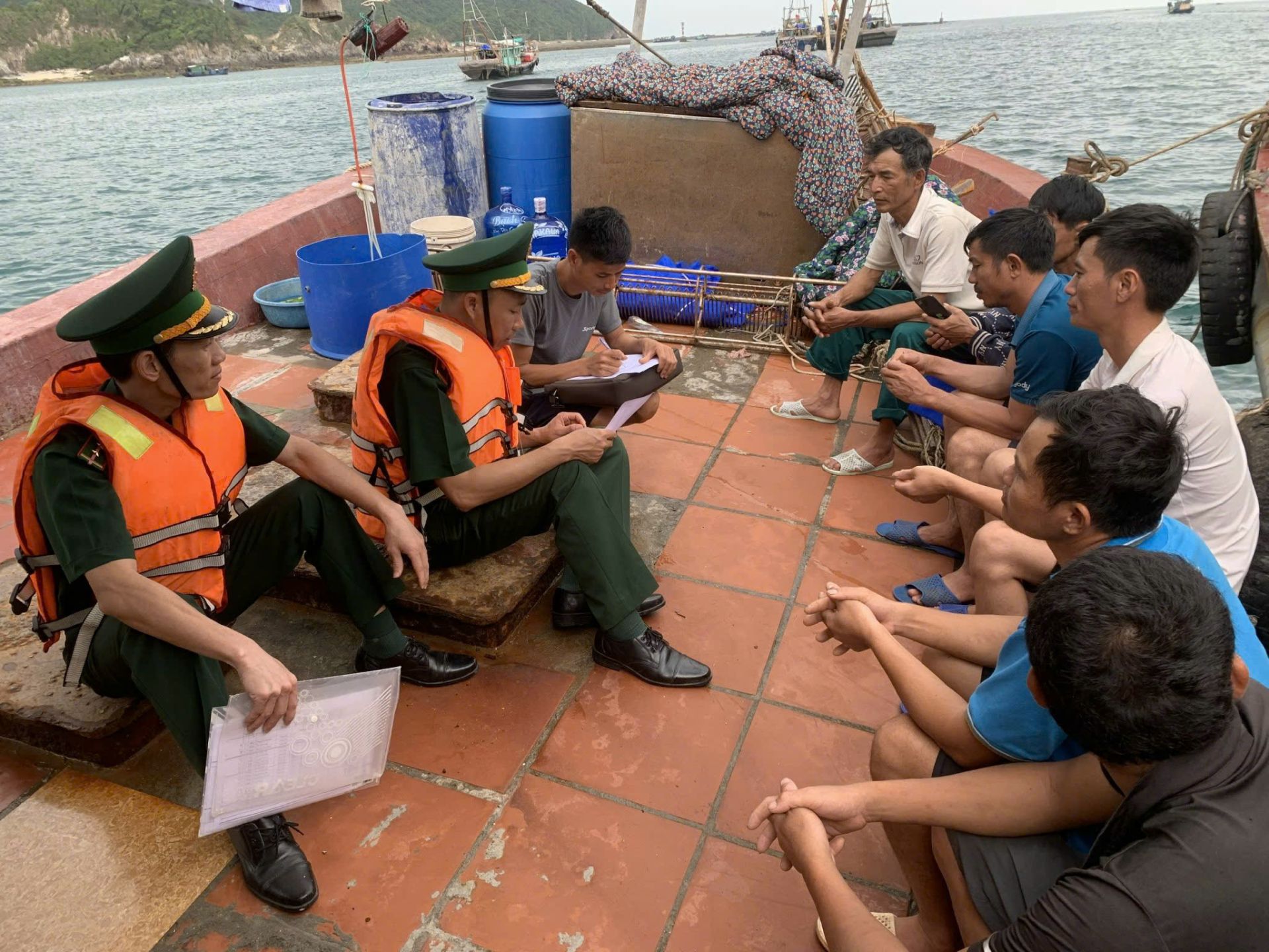 Cán bộ chiến sỹ Đồn Biên phòng đảo Trần tuyên truyền cho ngư dân quy định của pháp luật về khai thác, đánh bắt thủy, hải sản và Luật biển Việt Nam, Luật Biên giới quốc gia Cán bộ chiến sỹ Đồn Biên phòng đảo Trần tuyên truyền cho ngư dân quy định của pháp luật về khai thác, đánh bắt thủy, hải sản và Luật biển Việt Nam, Luật Biên giới quốc gia