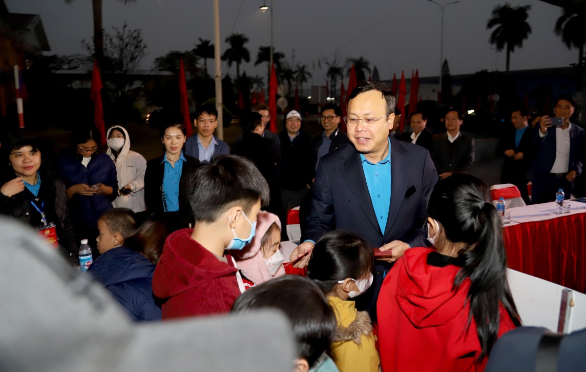 Chủ tịch Liên đoàn Lao động thành phố Hà Nội lì xì cho gia đình công nhân lao động