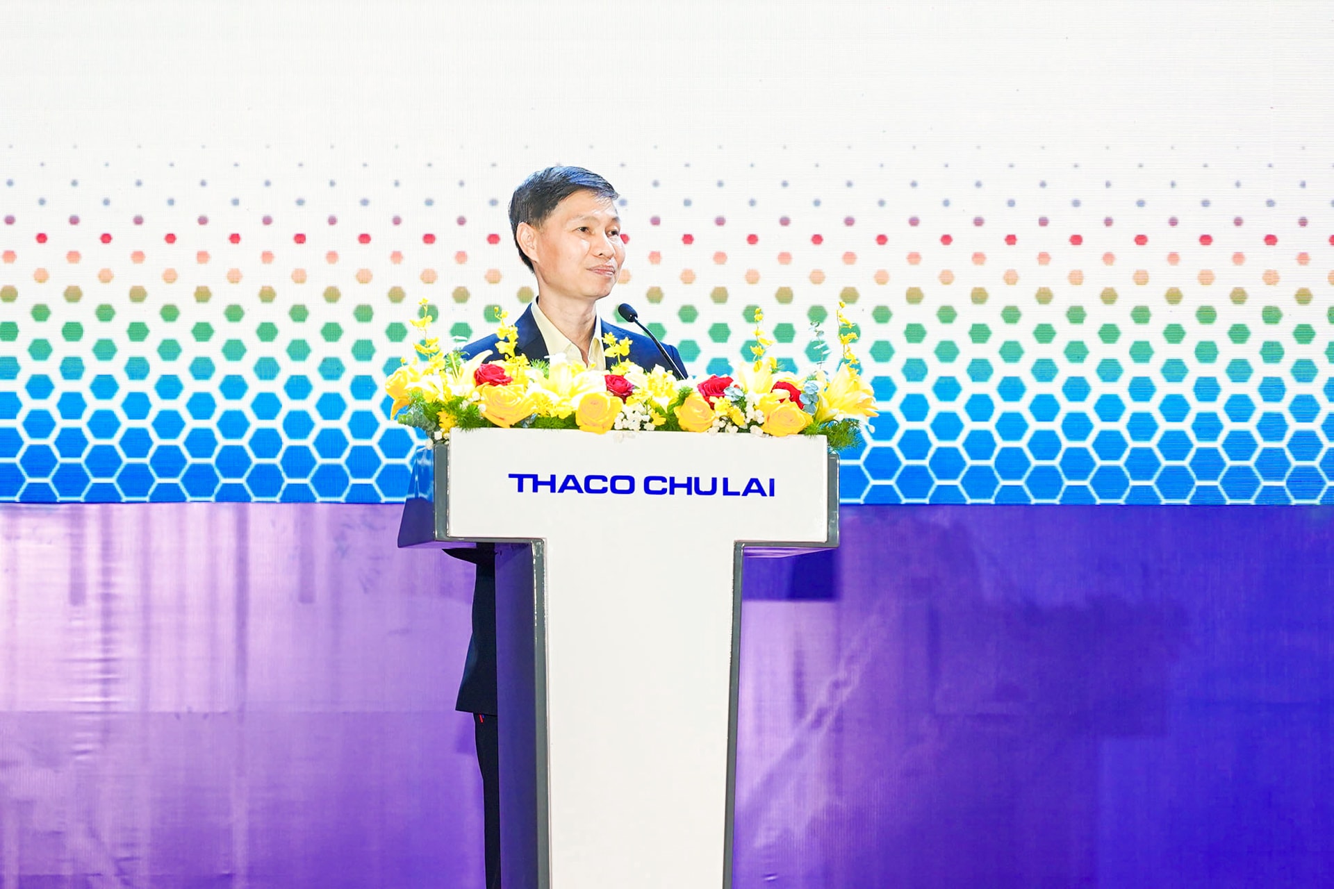 Đại diện Ban lãnh đạo THACO Chu Lai, ông Nguyễn Quang Bảo - Tổng giám đốc THACO AUTO trình bày Chiến lược và Kế hoạch hoạt động năm 2025 các TĐTV THACO tại Chu Lai