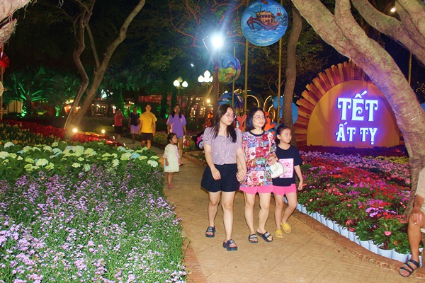 Người dân tham quan Hội hoa xuân