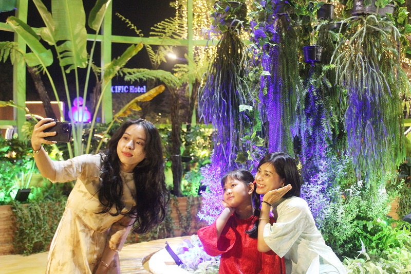 Chị Huỳnh Thị Lài (Phường 9, Tp. Vũng Tàu) cùng gia đình vui và ấn tượng với Hội hoa xuân