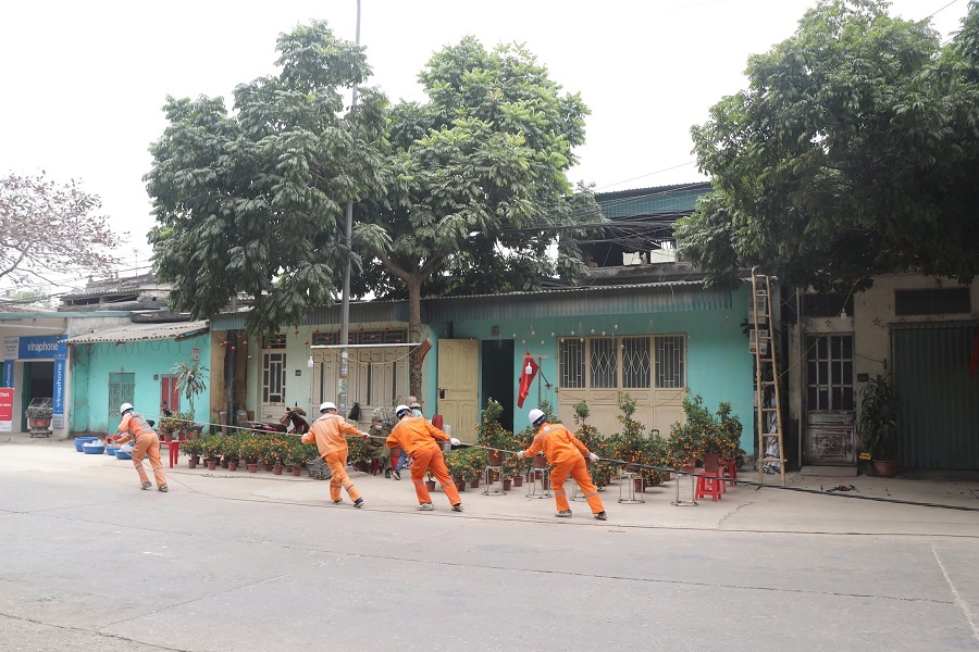 Công nhân Điện lực khu vực thị xã Bỉm Sơn - Hà Trung (Công ty Điện lực Thanh Hoá) thi công cải tạo lưới điện đảm bảo cấp điện phục vụ nhân dân đón Xuân Ất Tỵ 2025