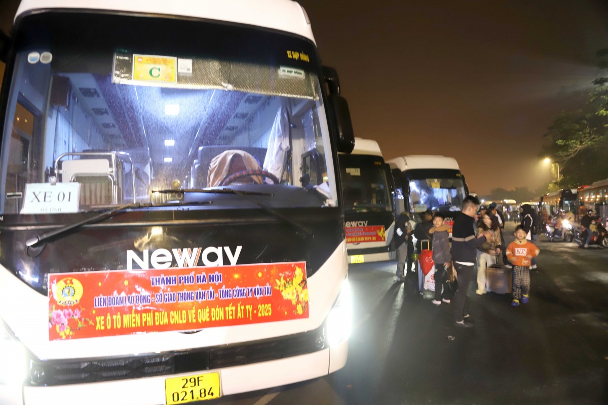 Các chuyến xe miễn phí đưa công nhân về quê đón Tết