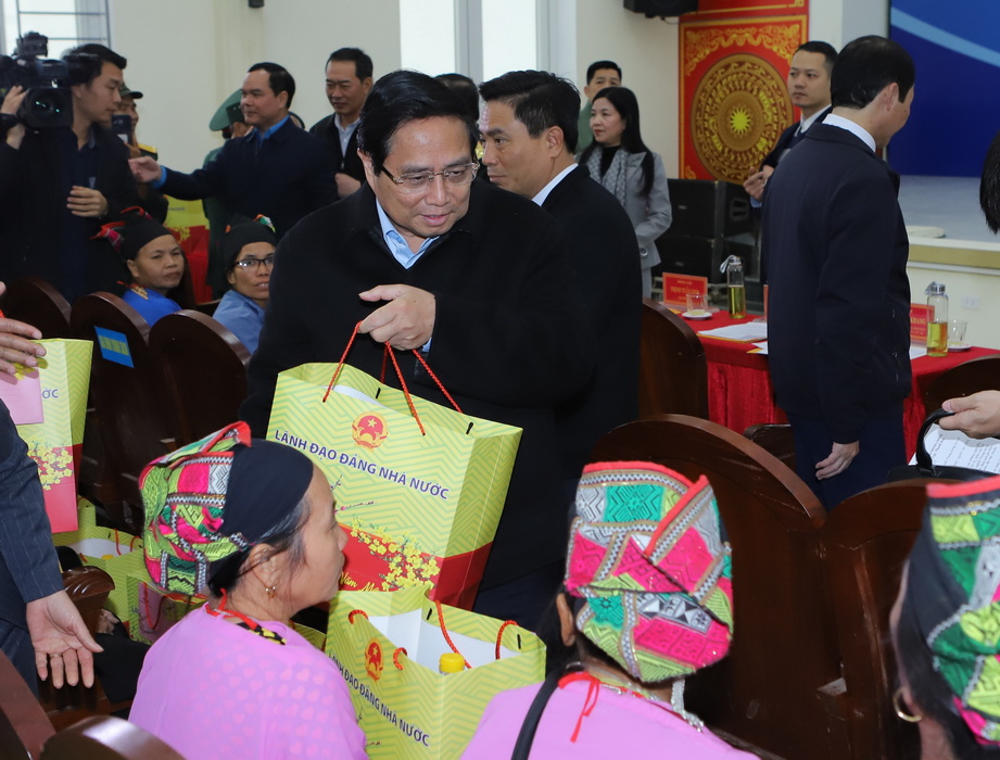 Thủ tướng Phạm Minh Chính tặng quà các gia đình chính sách nhân dịp Tết Nguyên đán năm 2025