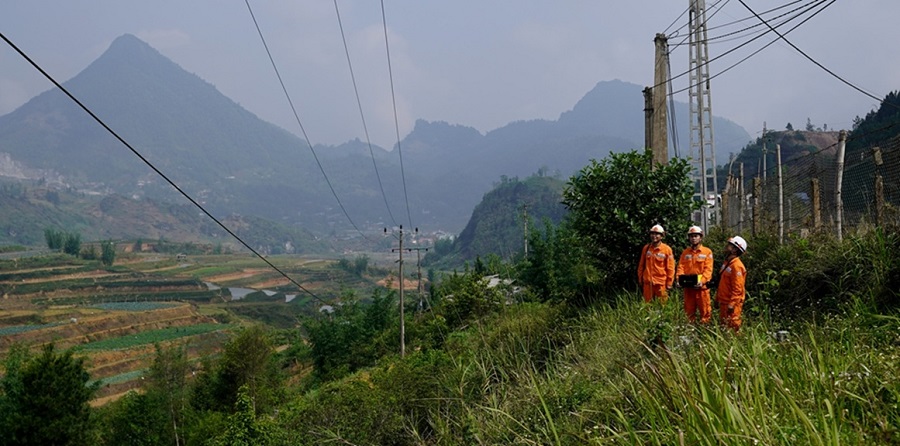 Công nhân Điện lực Sa Pa kiểm tra lưới điện Công nhân Điện lực Sa Pa kiểm tra lưới điện