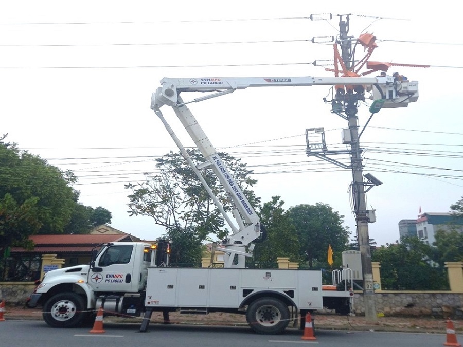 Đội Hotline kịp thời xử lý tiếp xúc các dây lèo tại vị trí cột số 2 trạm cắt 9, lộ 476 E20.2 thuộc phường Bình Minh, thành phố Lào Cai ngăn ngừa sự cố Đội Hotline kịp thời xử lý tiếp xúc các dây lèo tại vị trí cột số 2 trạm cắt 9, lộ 476 E20.2 thuộc phường Bình Minh, thành phố Lào Cai ngăn ngừa sự cố