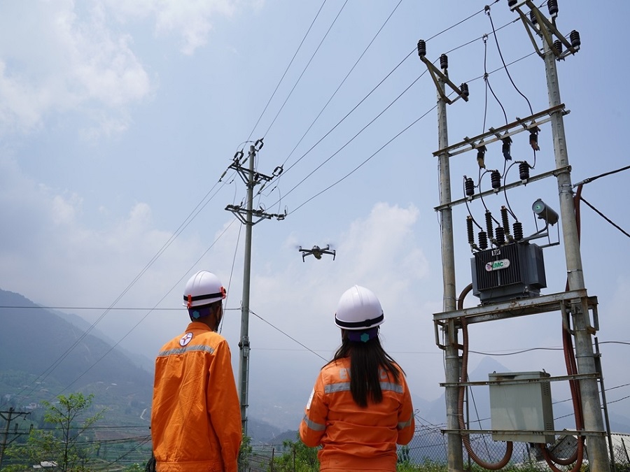 Công nhân sử dụng Flycam kiểm tra lưới điện Công nhân sử dụng Flycam kiểm tra lưới điện