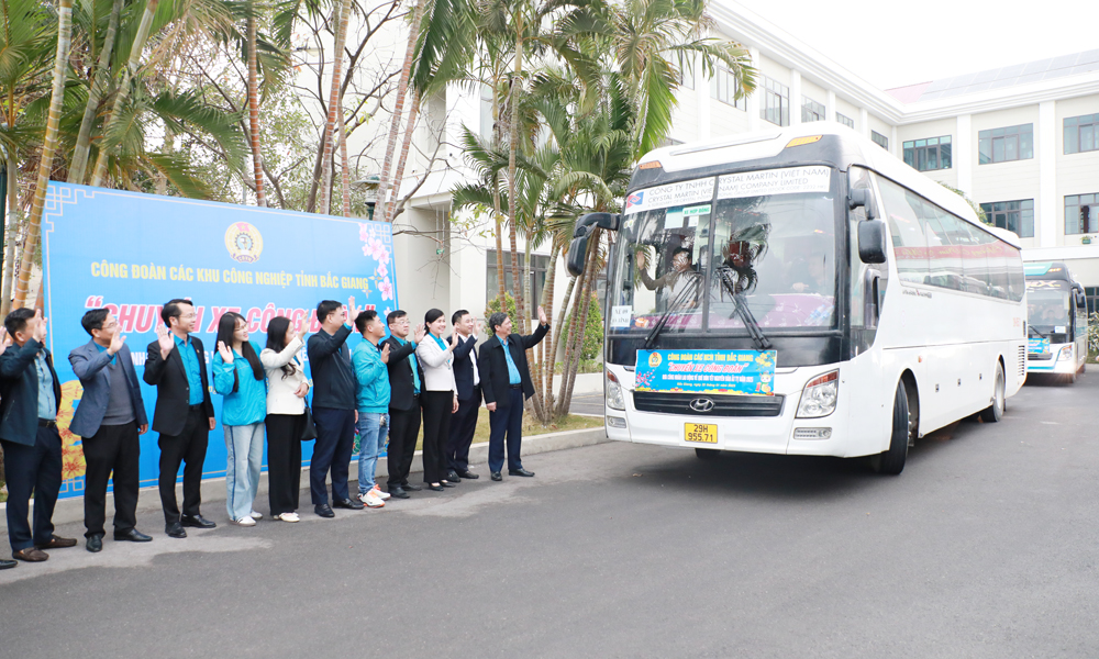 Cán bộ công đoàn Bắc Giang chào tạm biệt công nhân lao động lên đường về quê đón Tết.