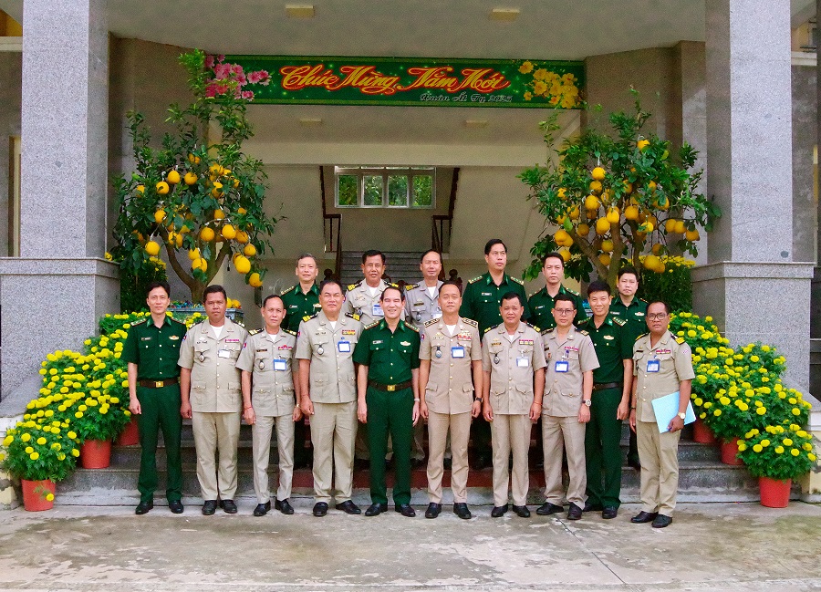 Đoàn đại biểu BĐBP tỉnh Long An và Ty Công an, tỉnh Prey Veng chụp hình lưu niệm. Đoàn đại biểu BĐBP tỉnh Long An và Ty Công an, tỉnh Prey Veng chụp hình lưu niệm.