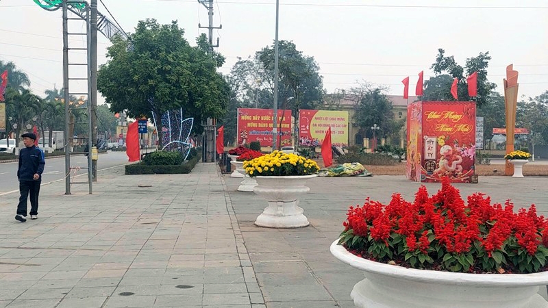 Khu quảng trường trung tâm huyện Yên Lạc được trang trí rực rỡ cờ hoa... Khu quảng trường trung tâm huyện Yên Lạc được trang trí rực rỡ cờ hoa...