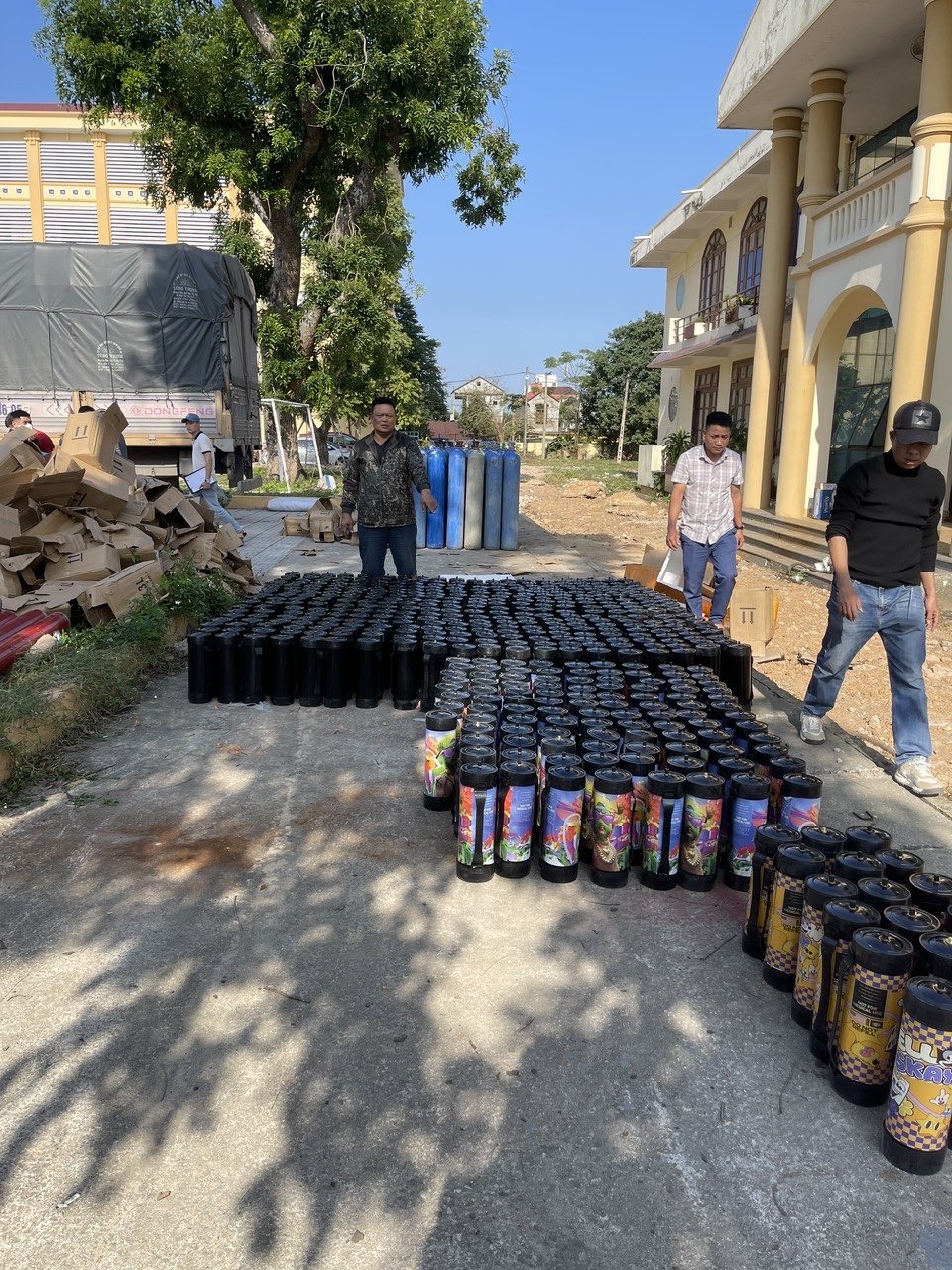 Phát hiện vụ vận chuyển gần 640 bình khí bóng cười