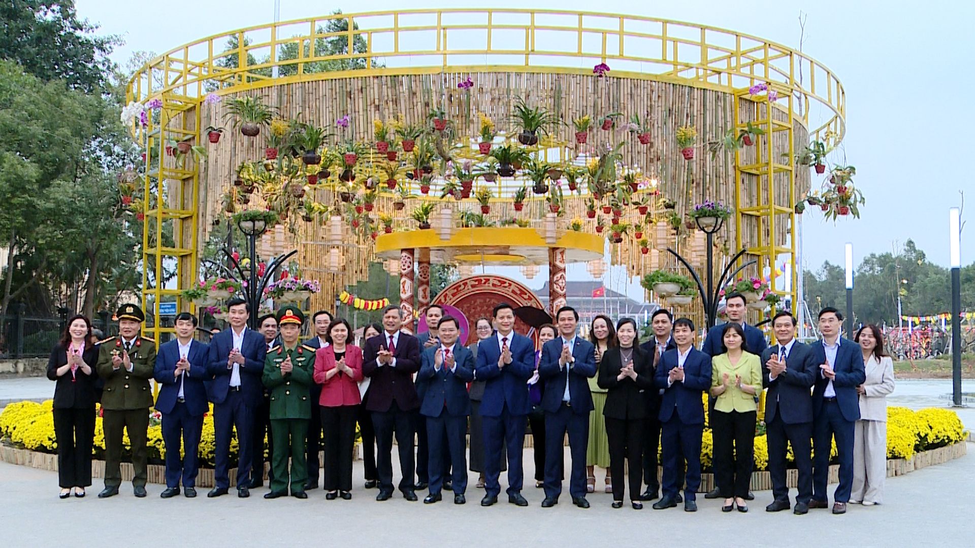 Các đồng chí lãnh đạo tỉnh dự khai trương đường hoa. Các đồng chí lãnh đạo tỉnh dự khai trương đường hoa.