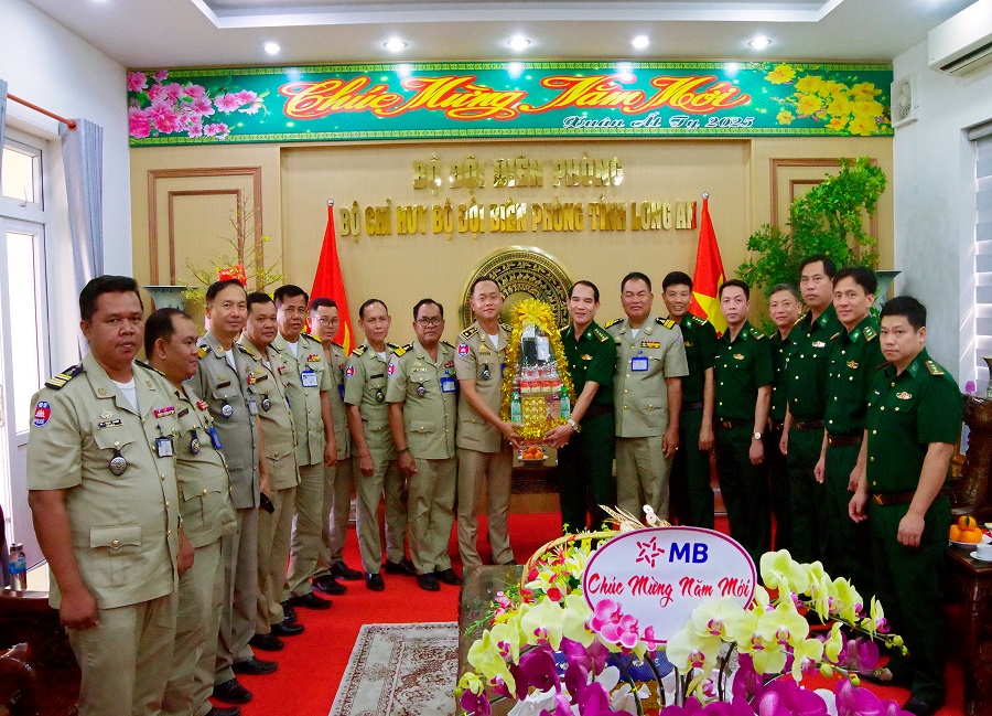 Thiếu tướng Thoang Vandy – Phó trưởng ty Công an tỉnh Prey Veng tặng quà xuân và gửi đến cán bộ, chiến sĩ Bộ đội Biên phòng Long An cùng gia đình những lời thăm hỏi, lời chúc mừng năm mới tốt đẹp nhất. Thiếu tướng Thoang Vandy – Phó trưởng ty Công an tỉnh Prey Veng tặng quà xuân và gửi đến cán bộ, chiến sĩ Bộ đội Biên phòng Long An cùng gia đình những lời thăm hỏi, lời chúc mừng năm mới tốt đẹp nhất.