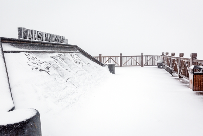 Âm 2 độ C, tuyết rơi trắng xóa trên đỉnh Fansipan chiều 27 Tết